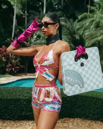 A.I.8 INTELLIGENCE AFRICANA PRENOTATA E BORSA DA VIAGGIO PER CITTÀ AFFOLLATA