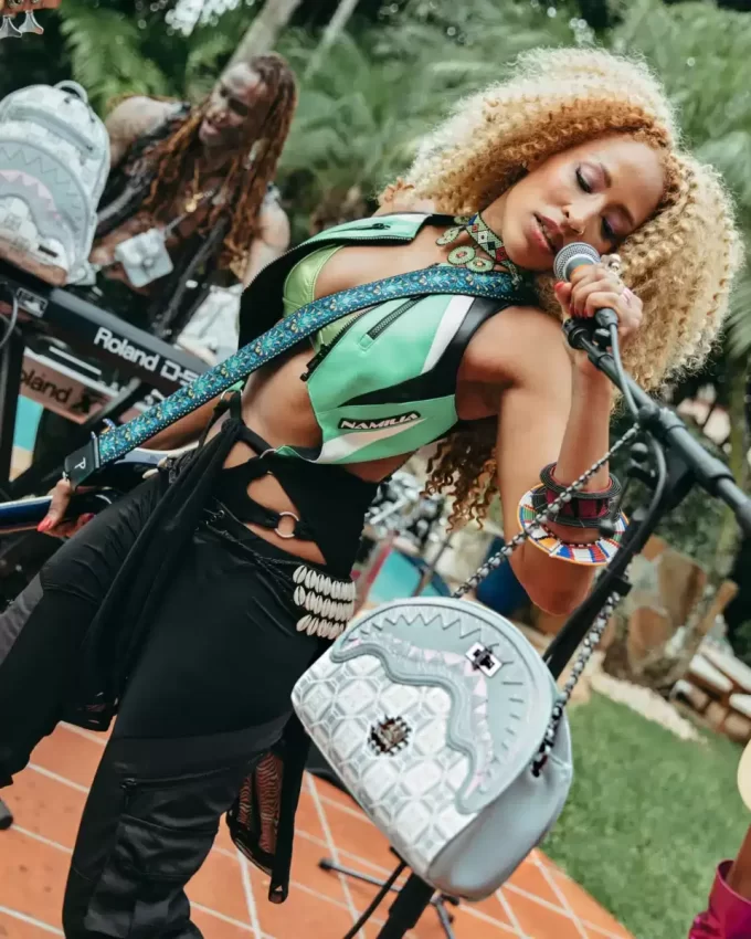 A.I.8 INTELLIGENCE AFRICANA PRENOTATA E OCCUPATA BORSA SHARK A.I.8 INTELLIGENCE AFRICANA PRENOTATA E OCCUPATA BORSA SHARK