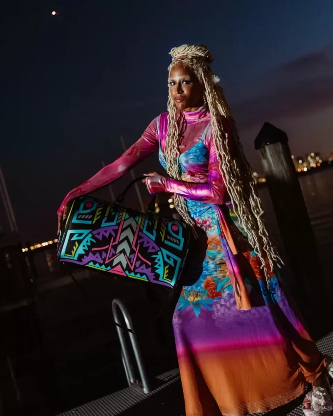 A.I. PATH TO THE FUTURE III DUFFLE – COLLABORAZIONE CON SANDFLOWER (BRILLANTE AL BUIO)