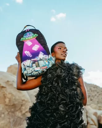 ASPETTA CHE VEDANO COSA HO NEL MIO ZAINO