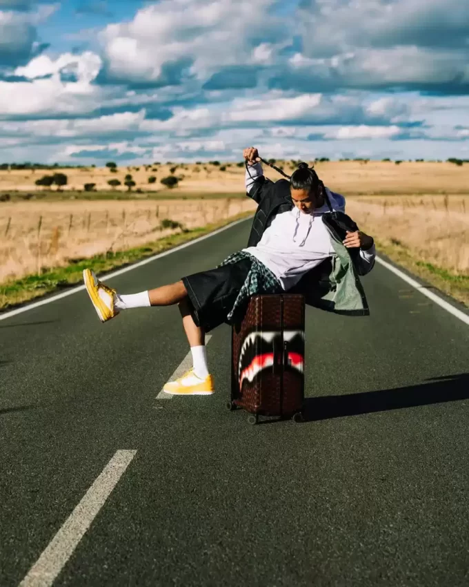 BAGAGLIO A DIMENSIONI STANDARD CON EFFETTO SFOCATO SHARKS IN PARIS