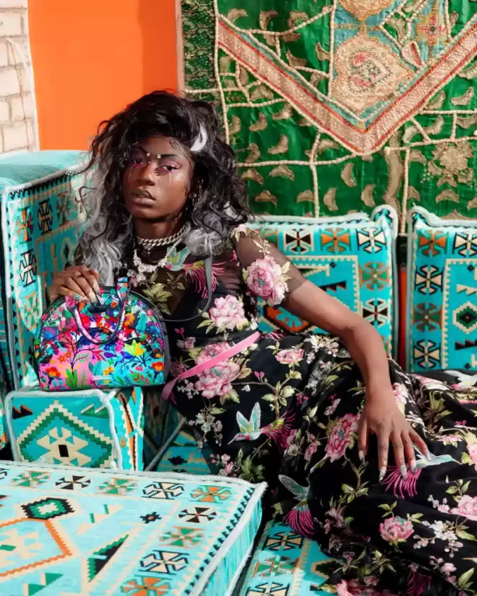 BORSA A MANO AVANT GARDEN