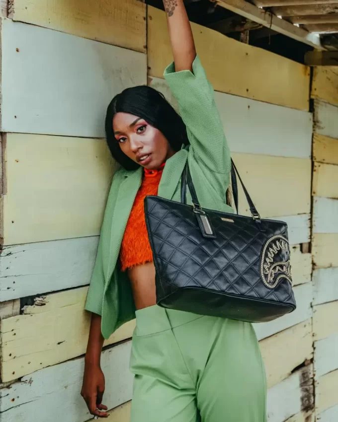 BORSA A TRAPUNTA CON CATENA DORATA E SQUALO NOIR