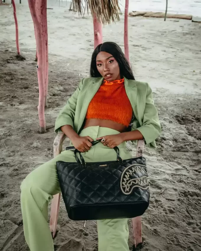 BORSA A TRAPUNTA CON CATENA DORATA E SQUALO NOIR