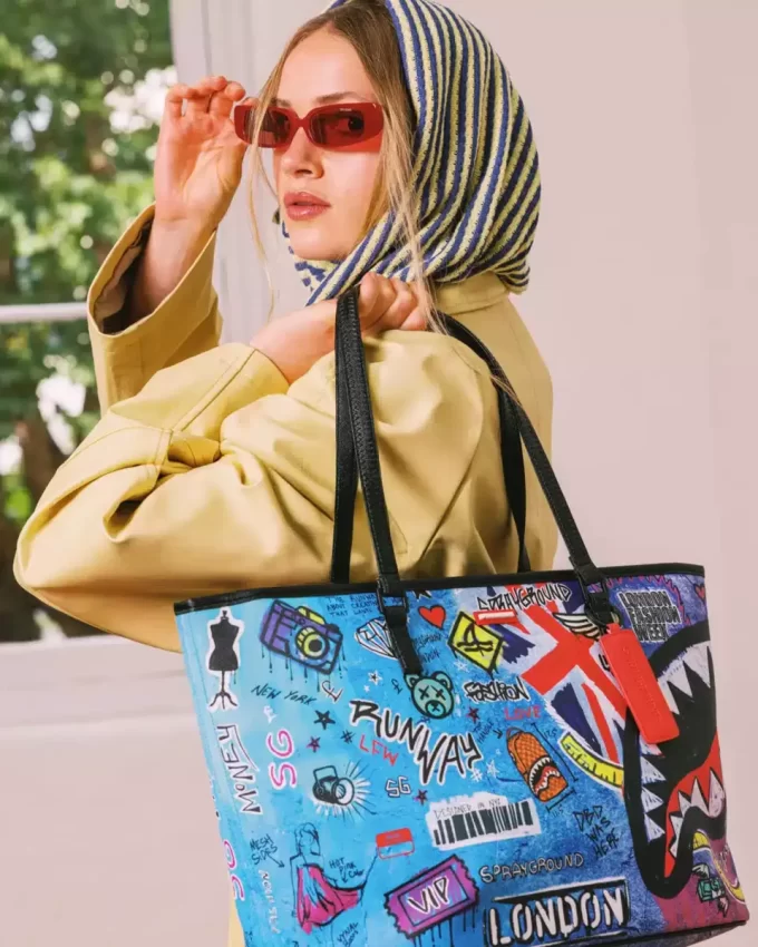 BORSA PRONTA PER LA PASSERELLA DELLA SETTIMANA DELLA MODA DI LONDRA