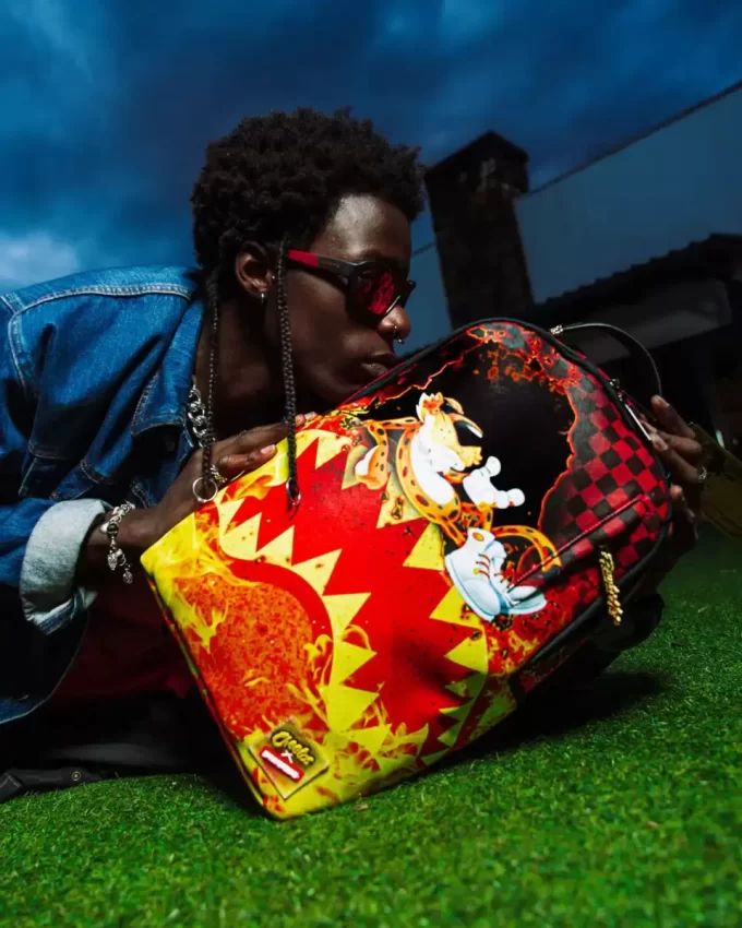 CHEETOS TROPPO CALDI DA MANEGGIARE NELLO ZAINO