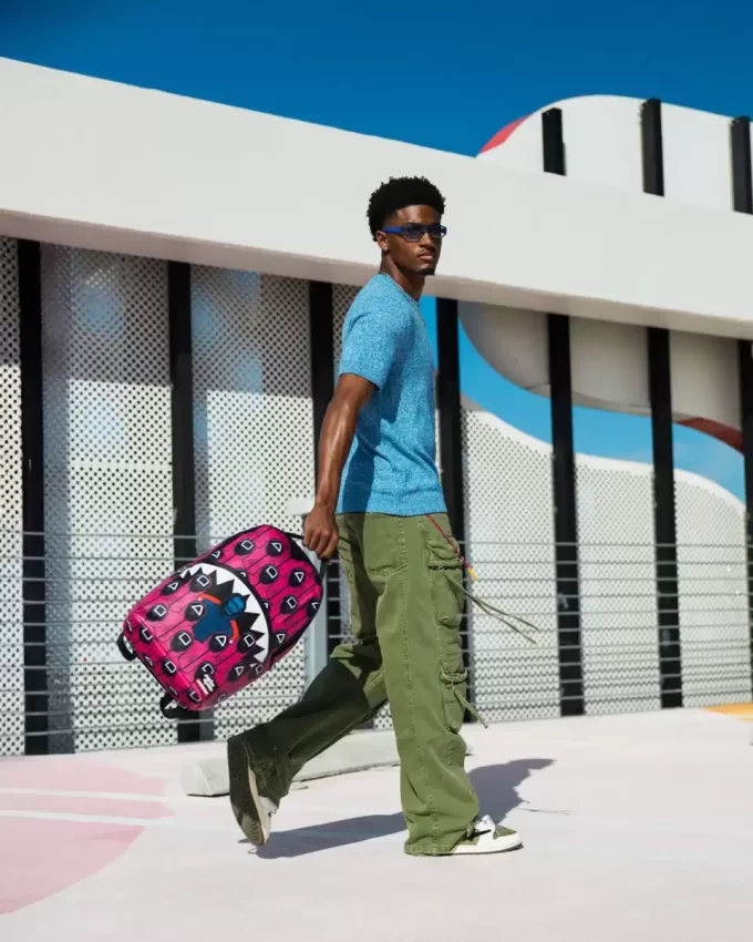 COLLABORAZIONE CON IL FRONT MAN DEGLI SQUID GAME E LO ZAINO DEI PINK GUARD SHARKS