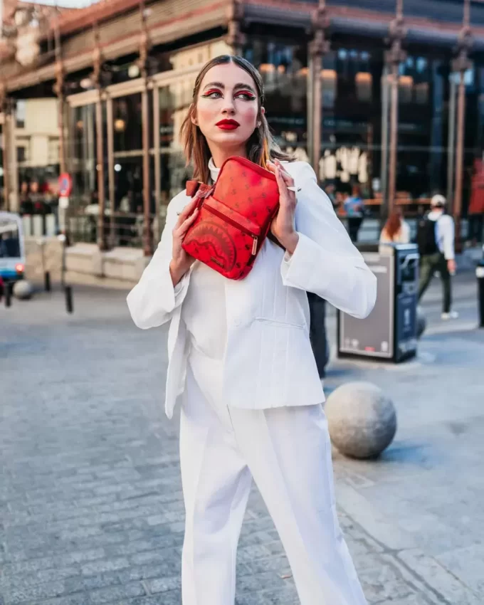 FIONDA DI MATTONI CON MODELLO DI DENARO