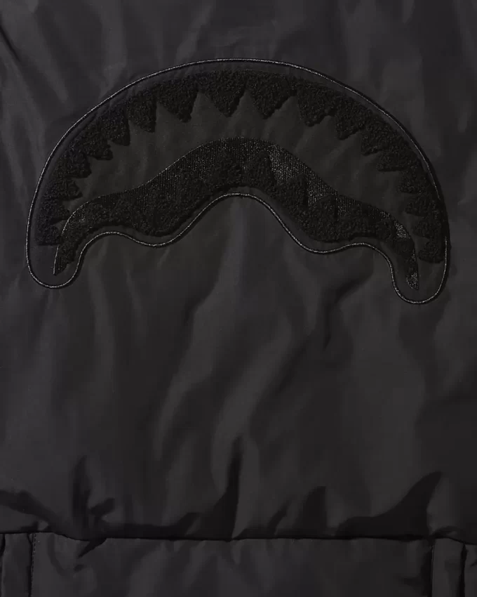 GIACCA IMBOTTITA CON GRAFFITI E TOPPE