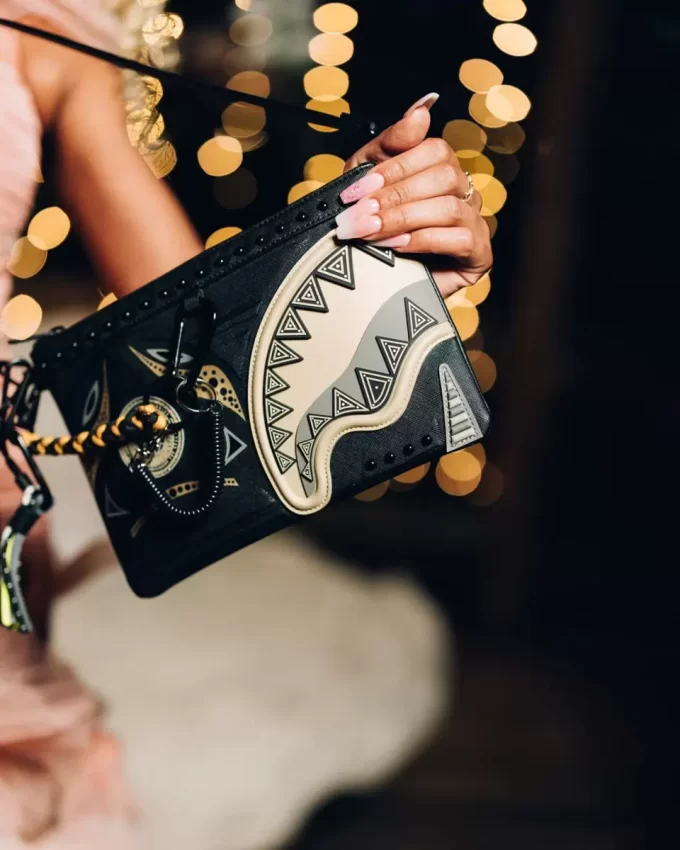 IA AFRICAN INTELLIGENCE SHARKS OF THE GOLD OCEAN CROSSOVER CLUTCH – COLLABORAZIONE SANDFLOWER