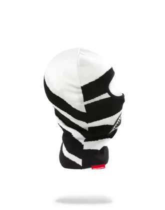 LO SQUALO FANTASMA TAGLIA LA MASCHERA DA PASSEGGIO