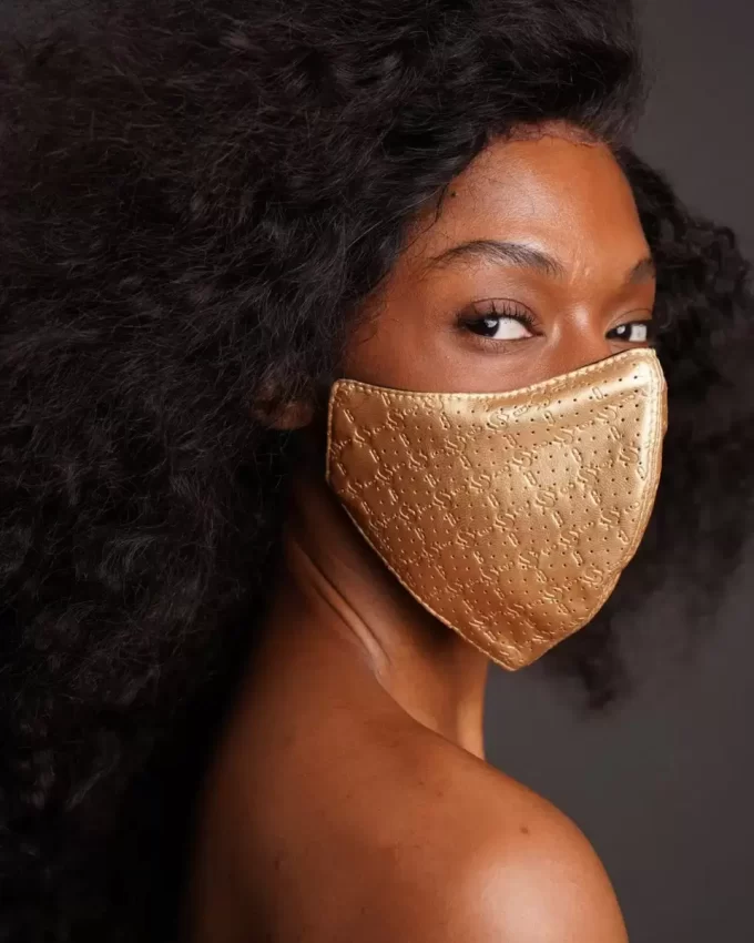 MASCHERA VISO IN PELLE VEGANA CON MOTIVO DENARO ORO