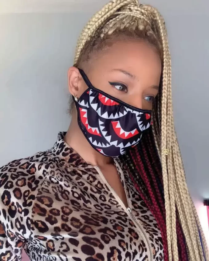 MASCHERINA CON MOTIVO A BOCCA DI SQUALO (VESTIBILITÀ CLASSICA)