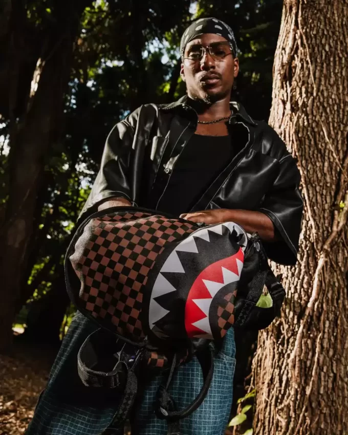 NOOO!!! UNO ZAINO REVERSIBILE – DA VELOUR VIOLA A ZAINO ORIGINALE SHARKS IN PARIS NOOO!!! UNO ZAINO REVERSIBILE – DA VELOUR VIOLA A ZAINO ORIGINALE SHARKS IN PARIS