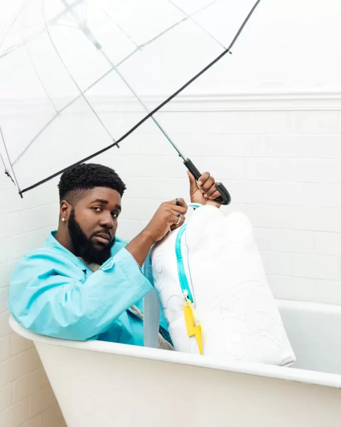 NUVOLOSO CON POSSIBILITÀ DI SQUALI ZAINO (DLXV)