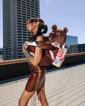 ORSO CHE INDOSSA LO ZAINO COME ZAINO