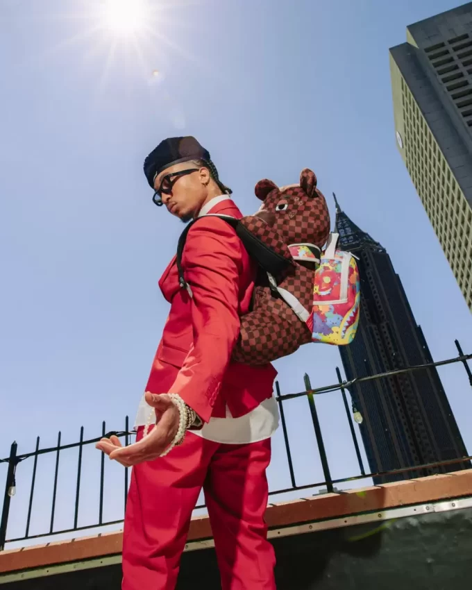 ORSO CHE INDOSSA LO ZAINO COME ZAINO