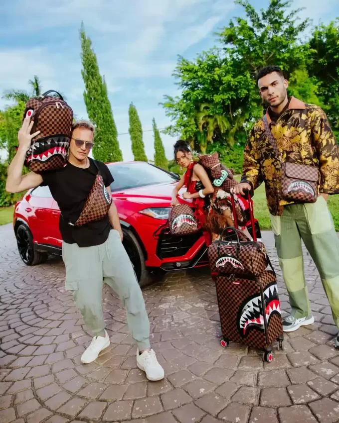 POCHETTE CROSSOVER CON EFFETTI LENTICOLARI E TRACOLLA