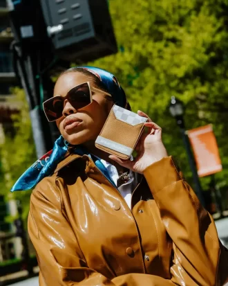 PORTAFOGLIO ELASTICO A DUE PIEGHEVOLI HENNY LATTE