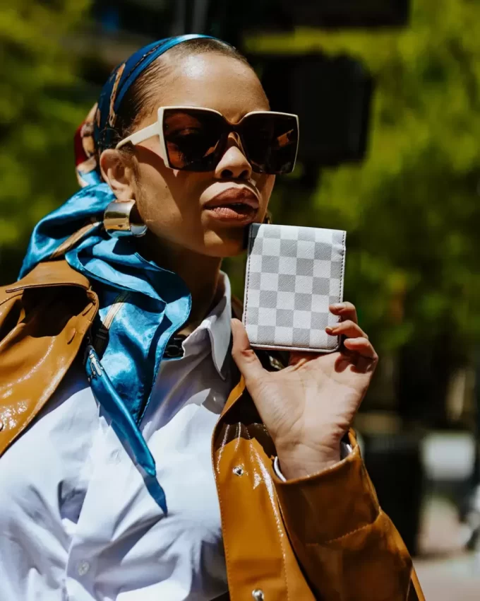 PORTAFOGLIO ELASTICO A DUE PIEGHEVOLI HENNY LATTE