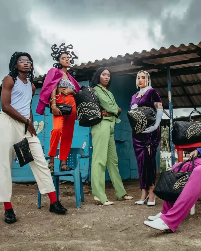 PORTAFOGLIO SQUALO CON CATENA ORO QUILT NOIR