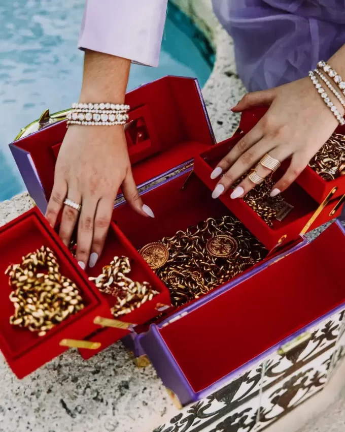 PORTAGIOIE SHARKS OF THE GOLD OCEAN