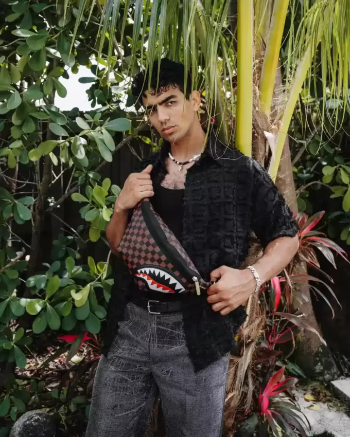 SAWTOOTH SHARKS IN PARIS SAVVY CROSSBODY