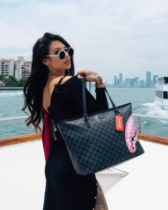 SQUALI IN BORSA DI CARAMELLE