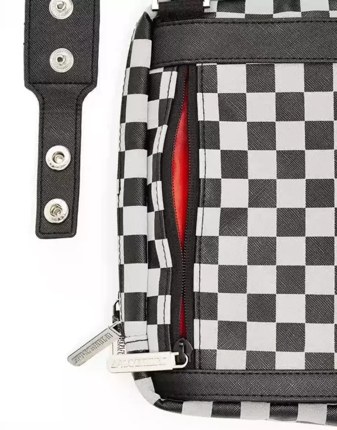 SQUALI RIFLETTENTI NELLA FIONDA DI PARIGI