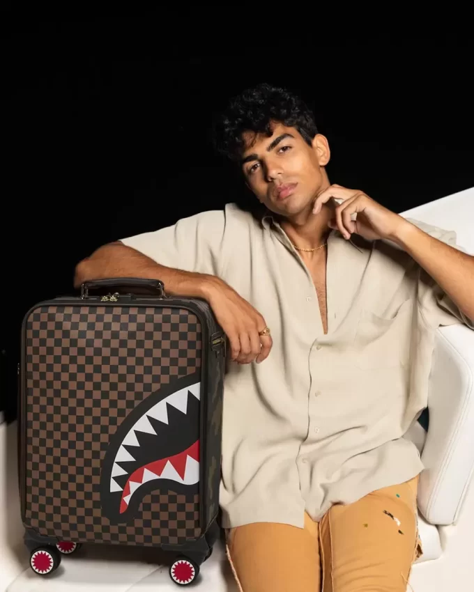 TASCA ESTERNA CON CERNIERA ORO SHARKS IN PARIS JETSETTER BAGAGLIO A MANO