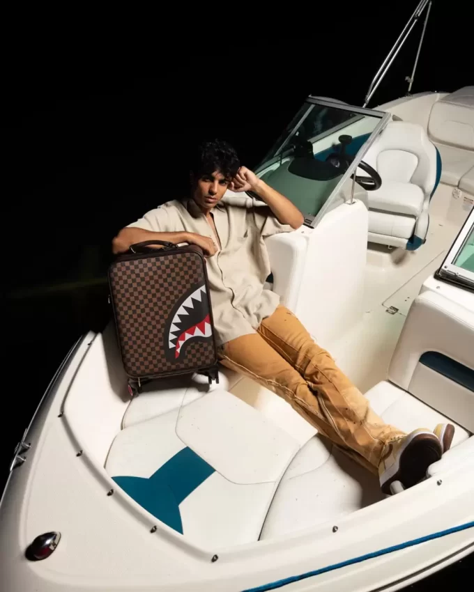 TASCA ESTERNA CON CERNIERA ORO SHARKS IN PARIS JETSETTER BAGAGLIO A MANO