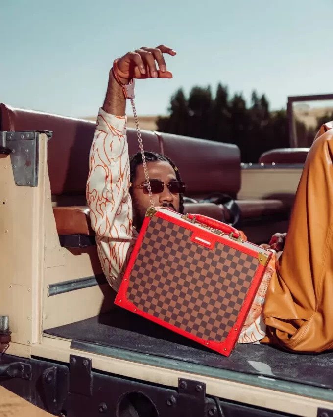 TUTTO O NIENTE SHARKS IN PARIS ATTACHÉ MANETTE VALIGETTA