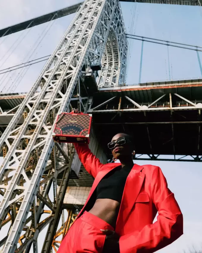 VALIGETTA CON MANETTE TAKEOVER THE THRONE