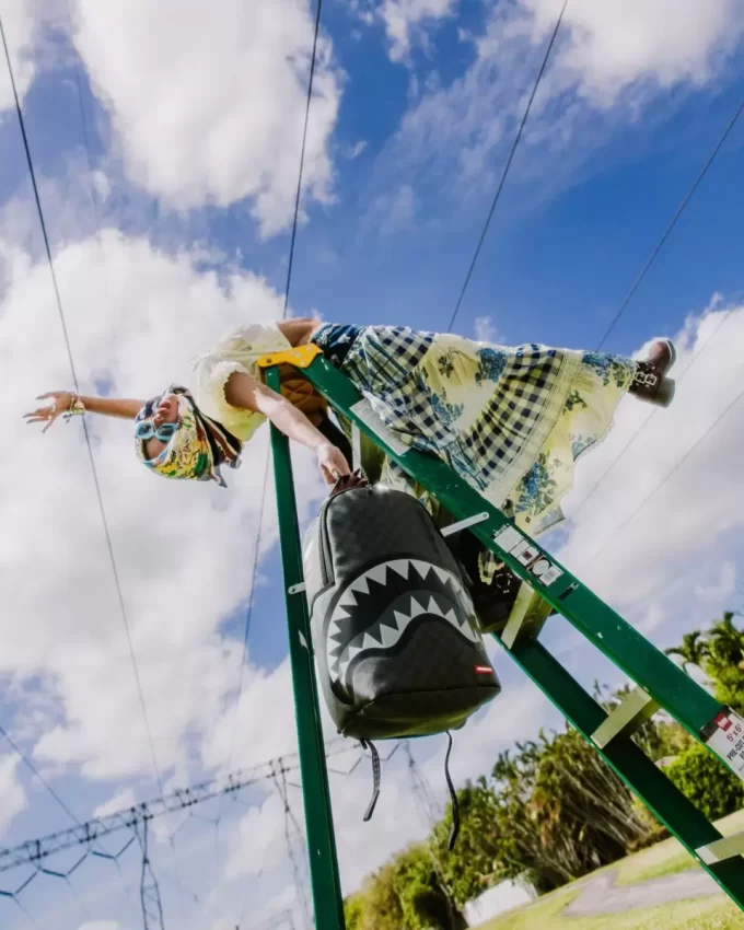 ZAINO LUCI SPENTE SQUALI A PARIGI