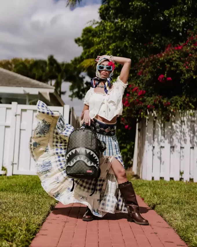 ZAINO LUCI SPENTE SQUALI A PARIGI