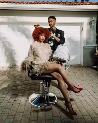 ZAINO SAVAGE IN MAGLIA CON SQUALI A PARIGI IN CREMA