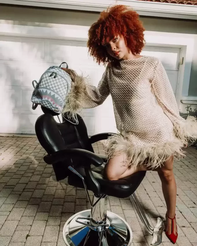 ZAINO SAVAGE IN MAGLIA CON SQUALI A PARIGI IN CREMA