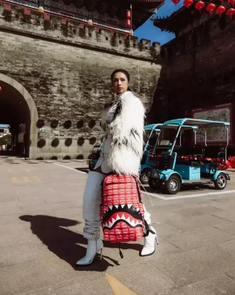 ZAINO SHARK REALIZZATO CON ETICHETTE TESSUTE