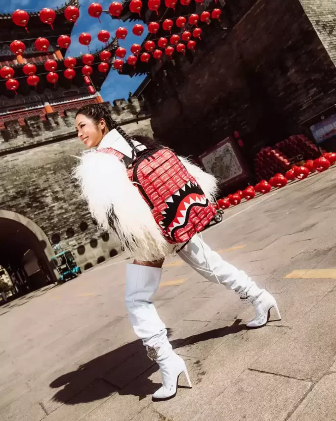 ZAINO SHARK REALIZZATO CON ETICHETTE TESSUTE