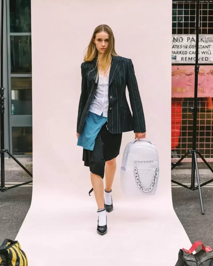 ZAINO SU MISURA PER LA SETTIMANA DELLA MODA DI LONDRA