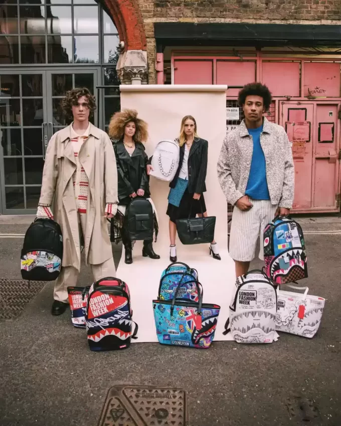 ZAINO SU MISURA PER LA SETTIMANA DELLA MODA DI LONDRA